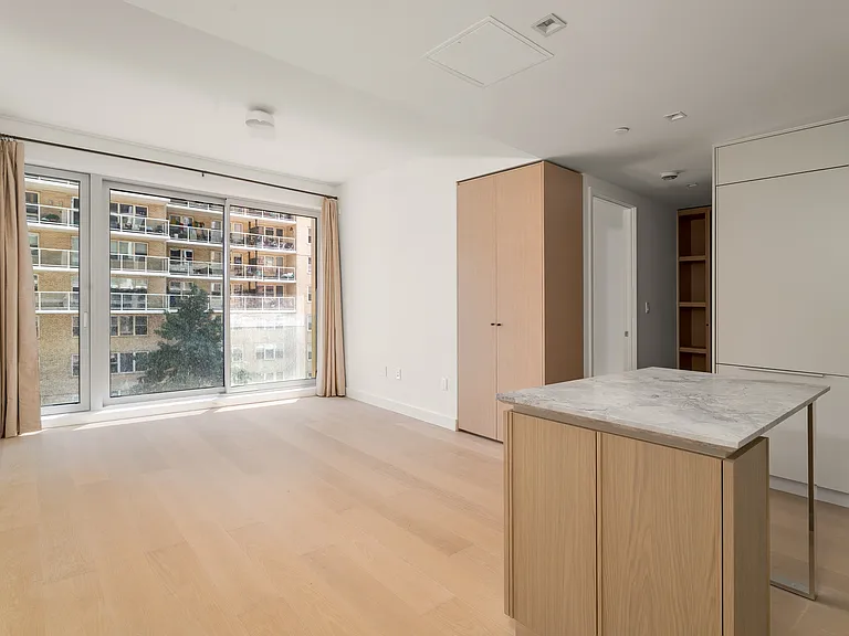 250 25th St #4C — Photo 1