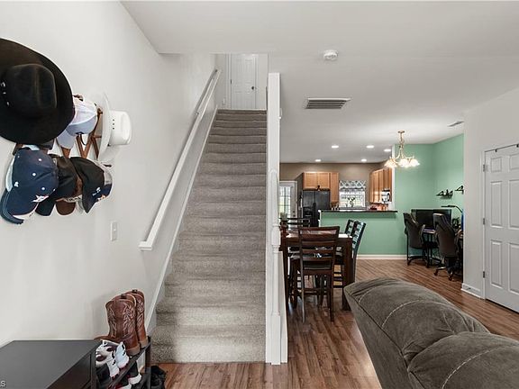 5th image of 128 Humberside Dr