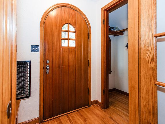 4th image of 1101 Summit Ave