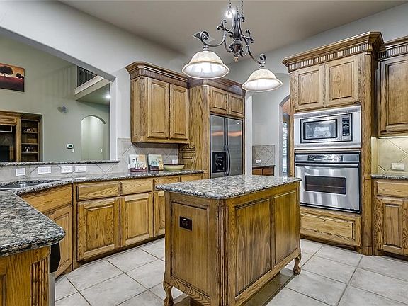 Gourmet kitchen offers granite countertops, stainless steel appliances & a gas cooktop!