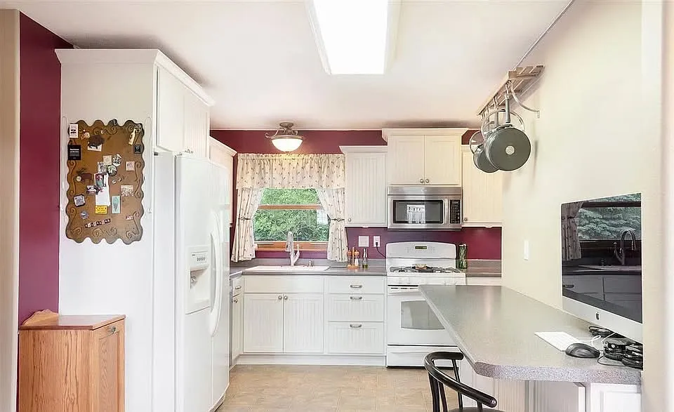 4 bed, 2436 sqft, $2,400 — Photo 4