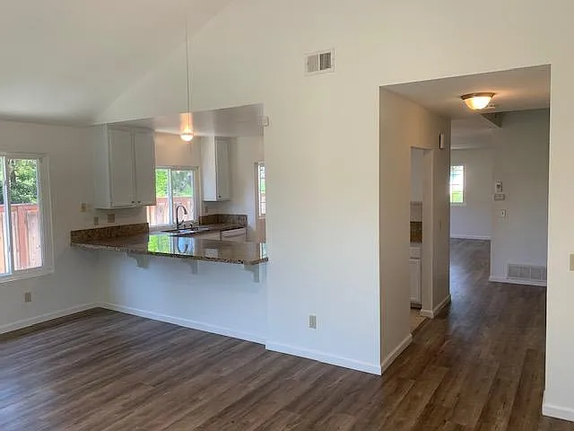 4 bed, 2.5 bath, 2060 sqft, $4,450 — Photo 4