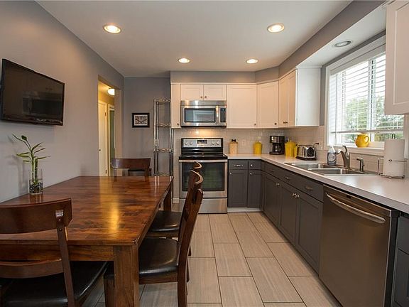 5th image of 66 Laurentian Dr