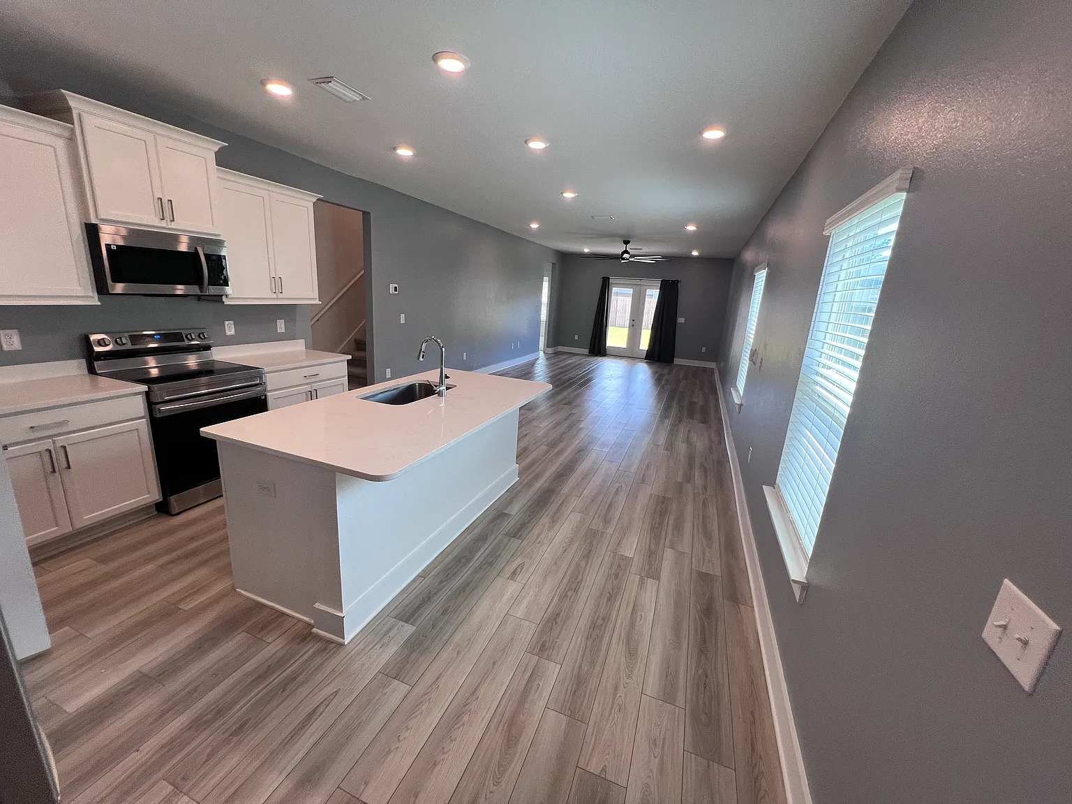 3 bed, 1899 sqft, $2,200 — Photo 2