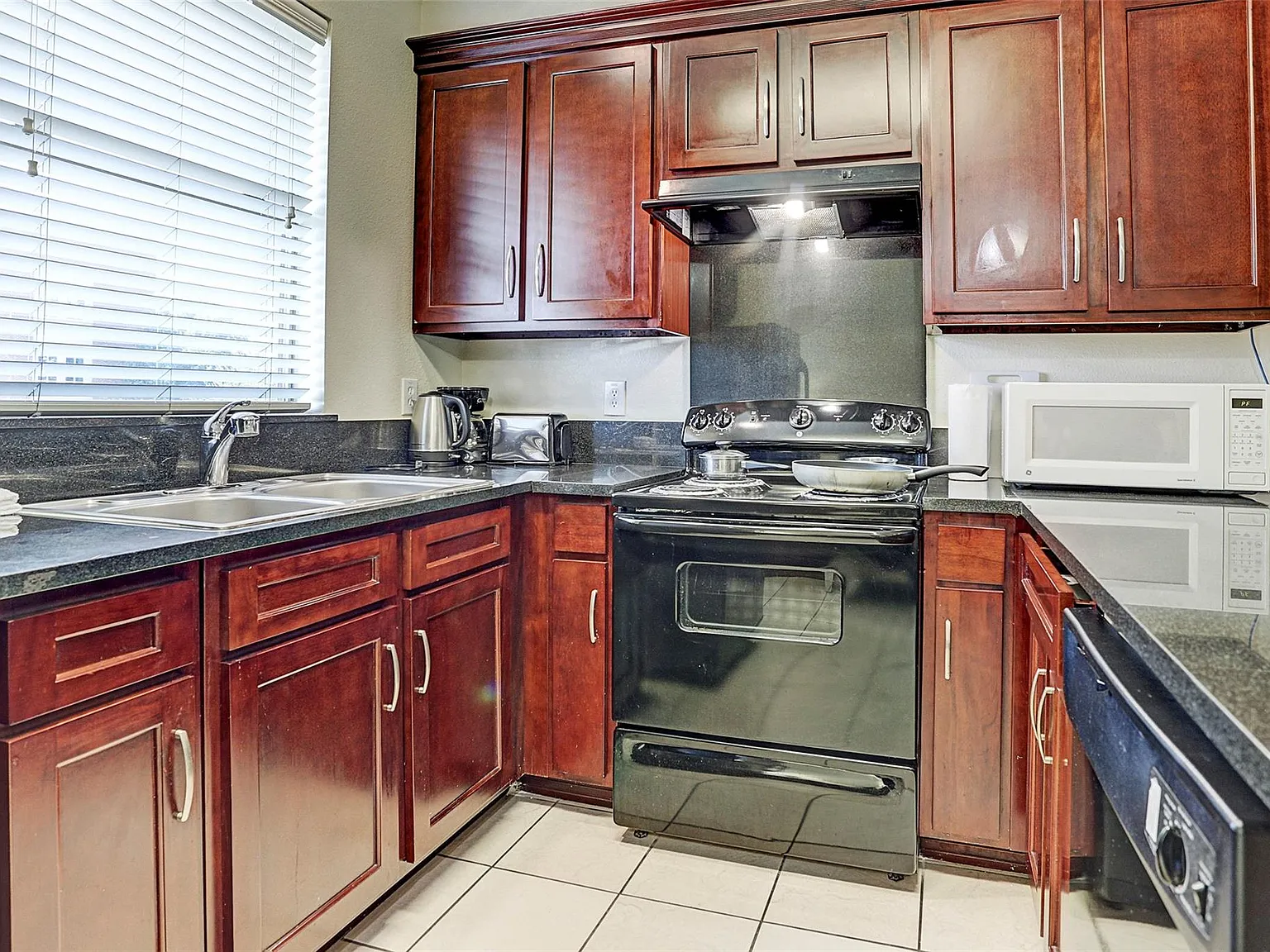 2 bed, 1.0 bath, 650 sqft, $1,688 — Photo 4
