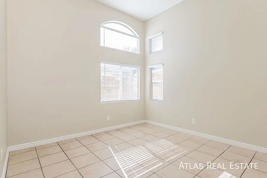 *Coming Soon** Spacious 4 Bedroom 3 Bath In Las Vegas ! Private Pool! — Photo 4