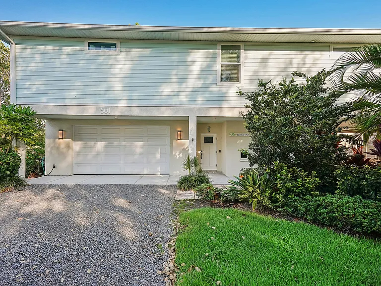 501 Channel Ln — Photo 2