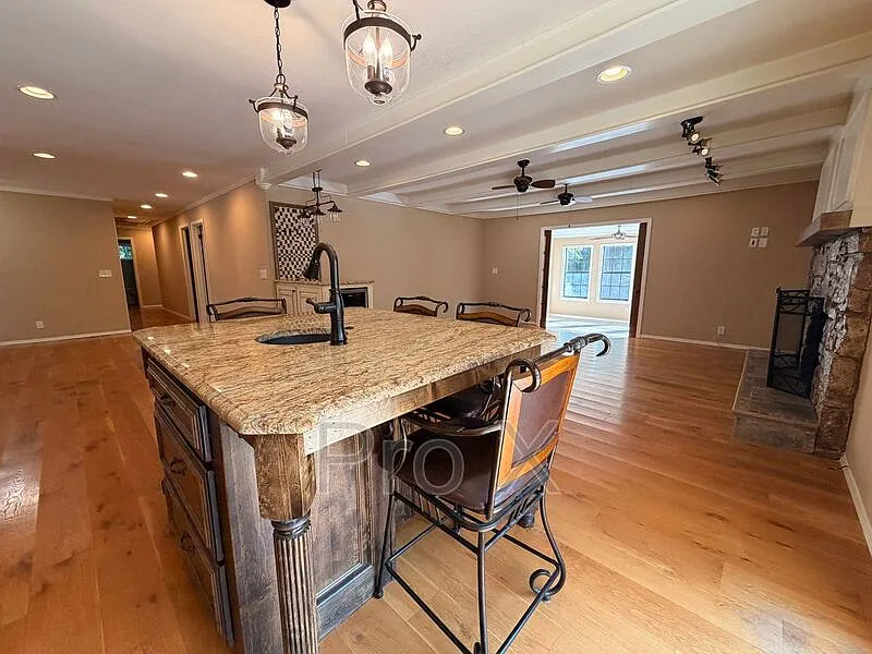 4 bed, 2.5 bath, 2564 sqft, $2,295 — Photo 2