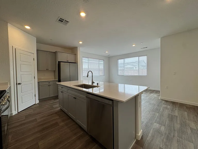 997 W Pioneer Dr — Photo 8