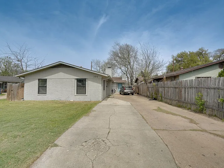 304 John Nance Garner Cir #A2 — Photo 1