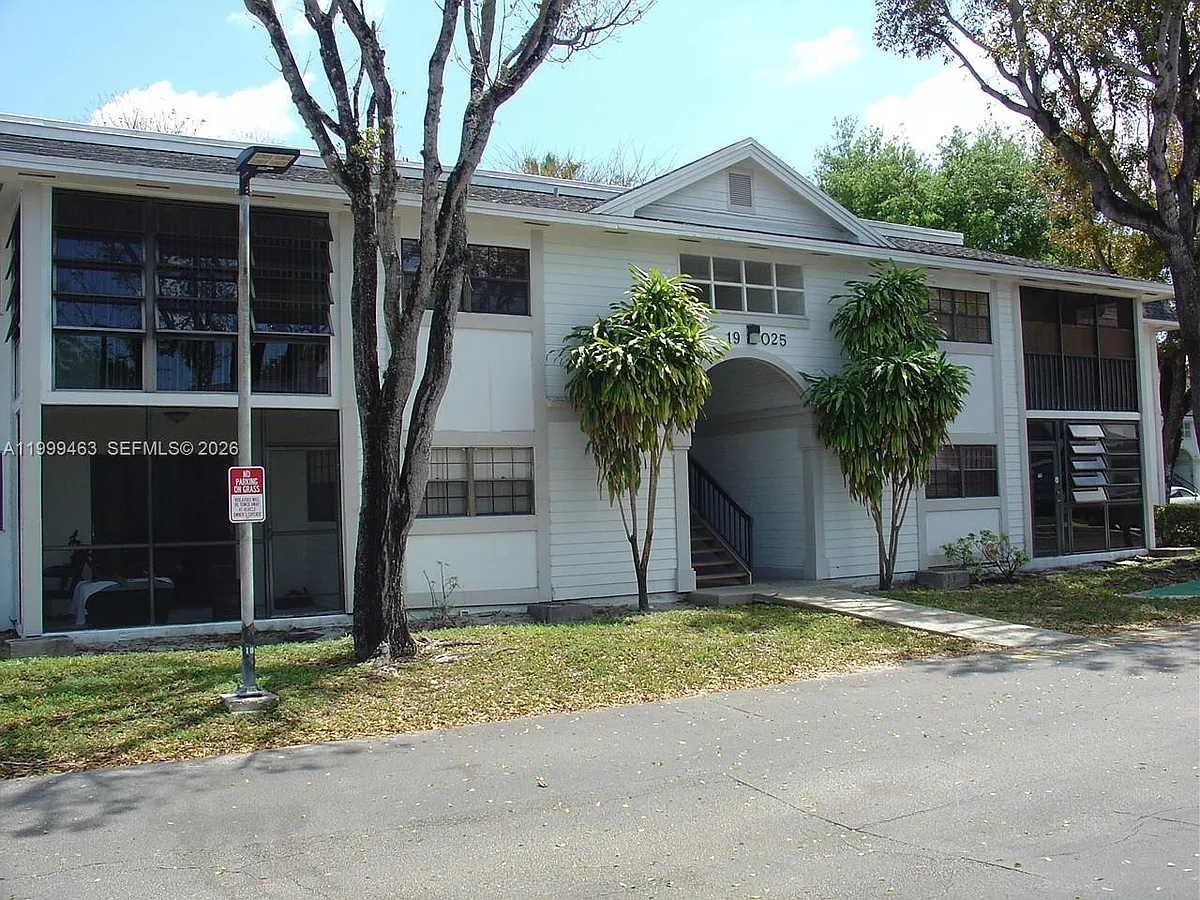Photo 1 of 12 - 19025 NW 62nd Ave #202 - Hialeah, FL Primary Photo - 19025 NW 62nd Ave #202