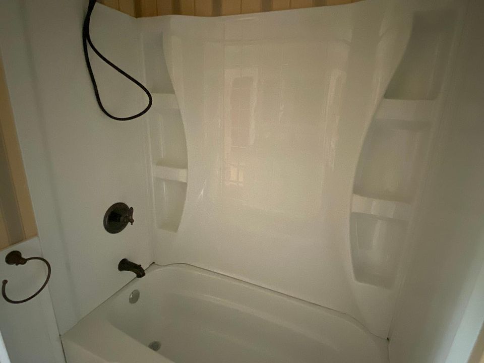 VIEW OF FULL BATHROOM