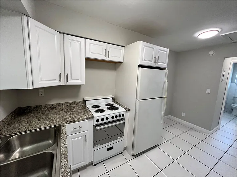 121 SW 15th St #C — Photo 2