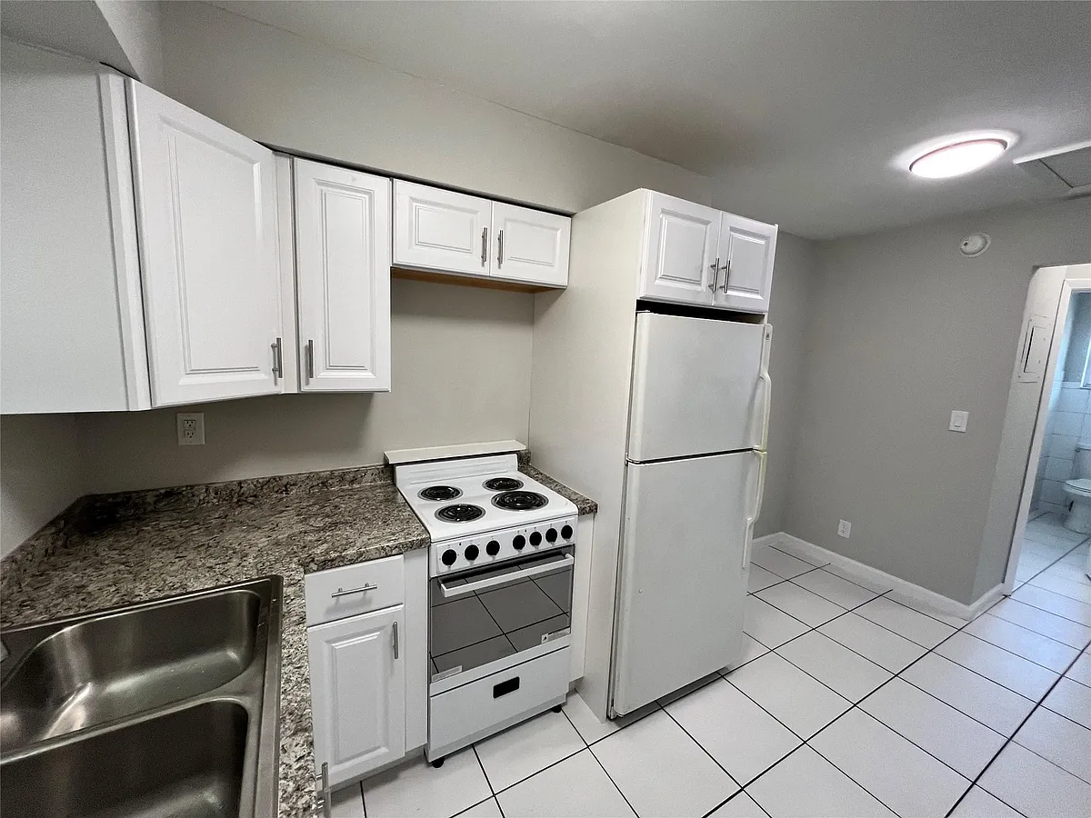 Building Photo - 121 SW 15th St #C