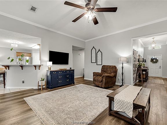 5th image of 1112 Markham Ln