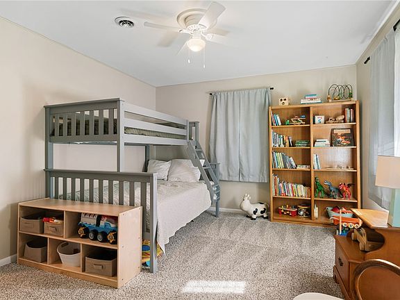 5th image of 609 Dyer St