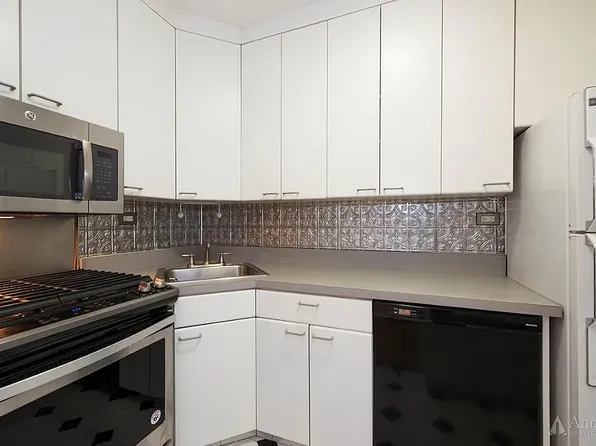 300 East 40th Street image 5 of 6