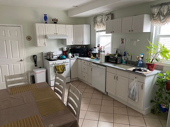 5th image of 262 Delawanna Ave