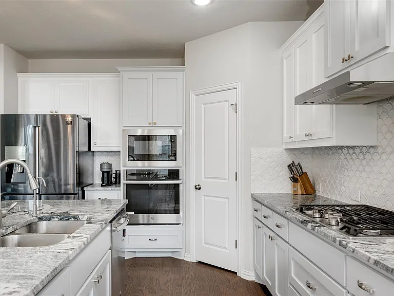 3327 Columbus Way — Photo 6