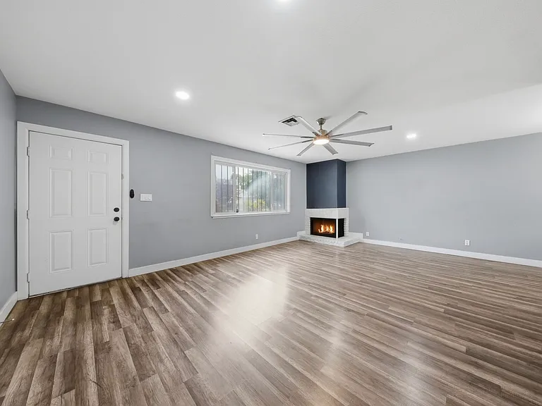 248 Greenbriar Townhouse Way — Photo 2