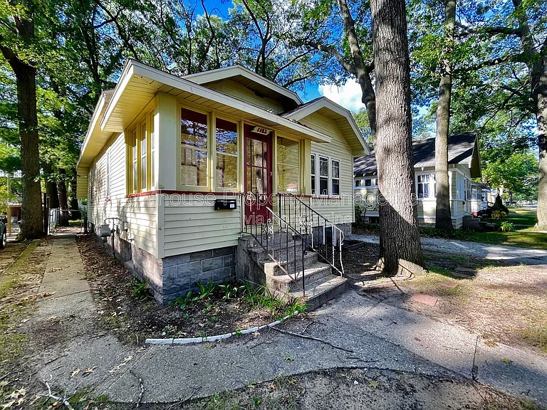 1183 Emerson Ave — Photo 2