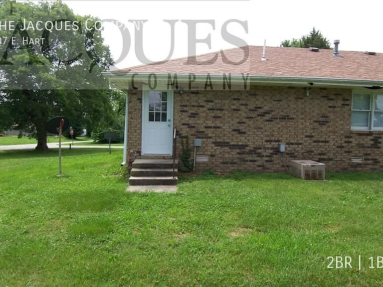 107 E Hart St — Photo 2