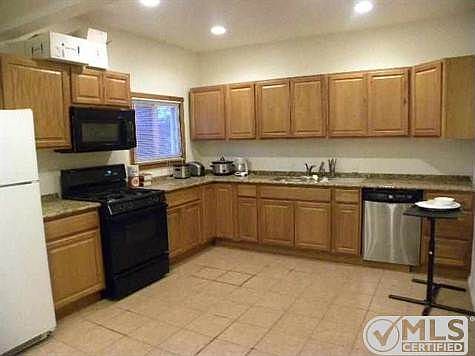4th image of 1026 Cedar Ave