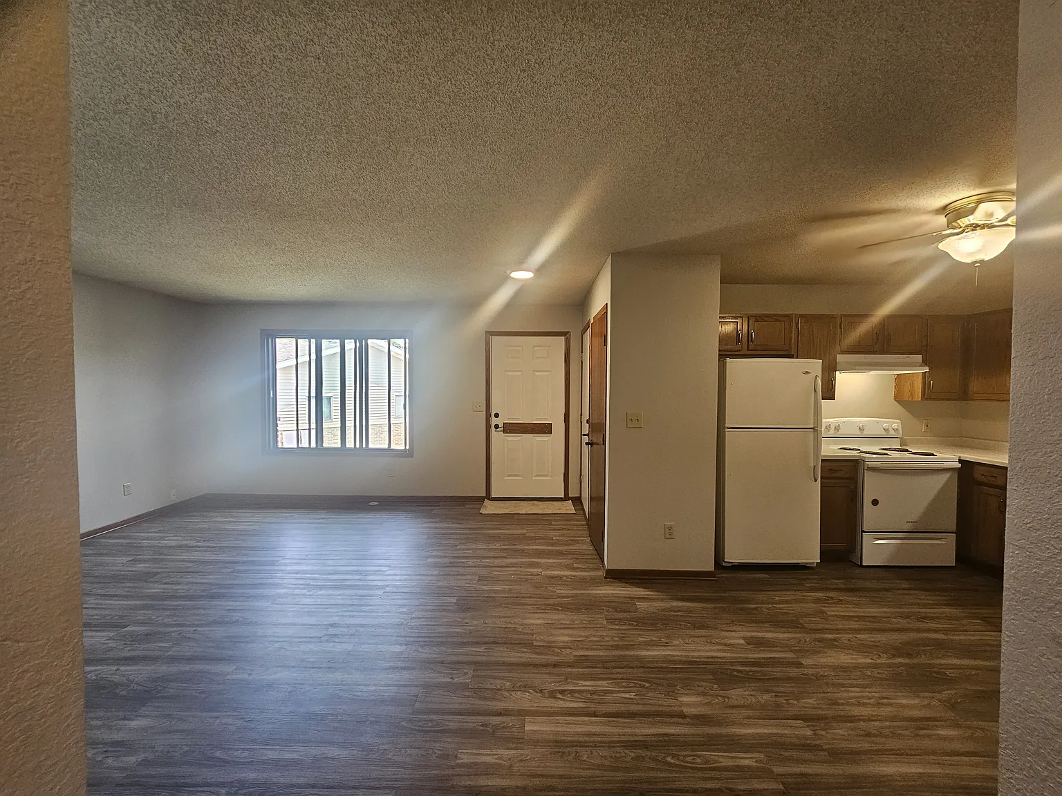 2 bed, 1000 sqft, $1,300 — Photo 4
