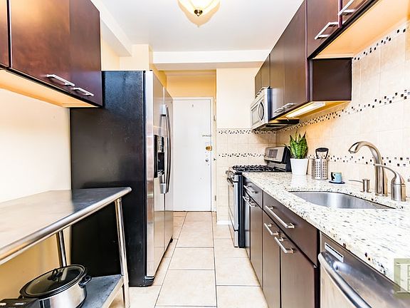 2nd image of 6 Fordham Hill Oval APT 15G