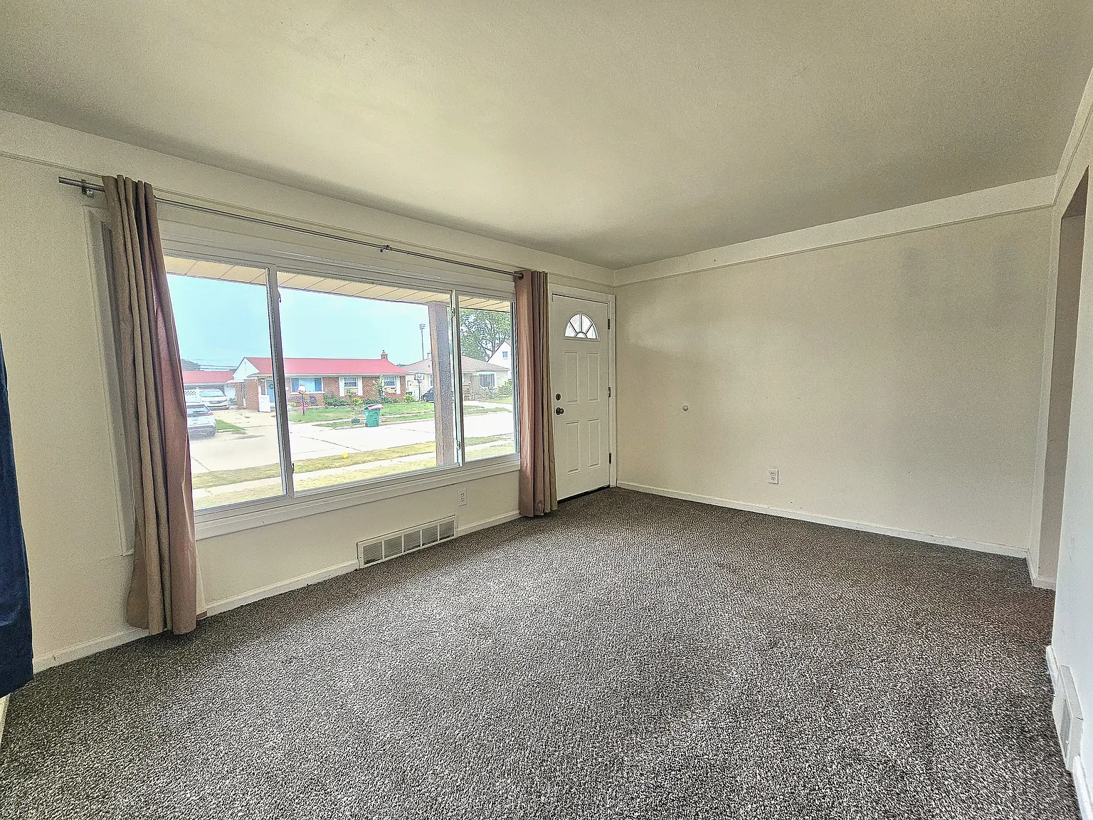 3 bed, 1.5 bath, 910 sqft, $1,800 — Photo 4