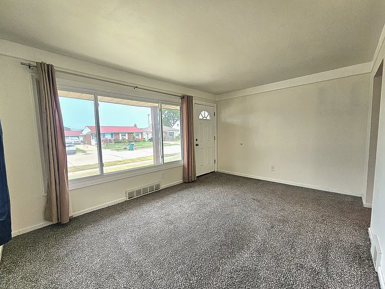 28522 Cambridge St — Photo 4