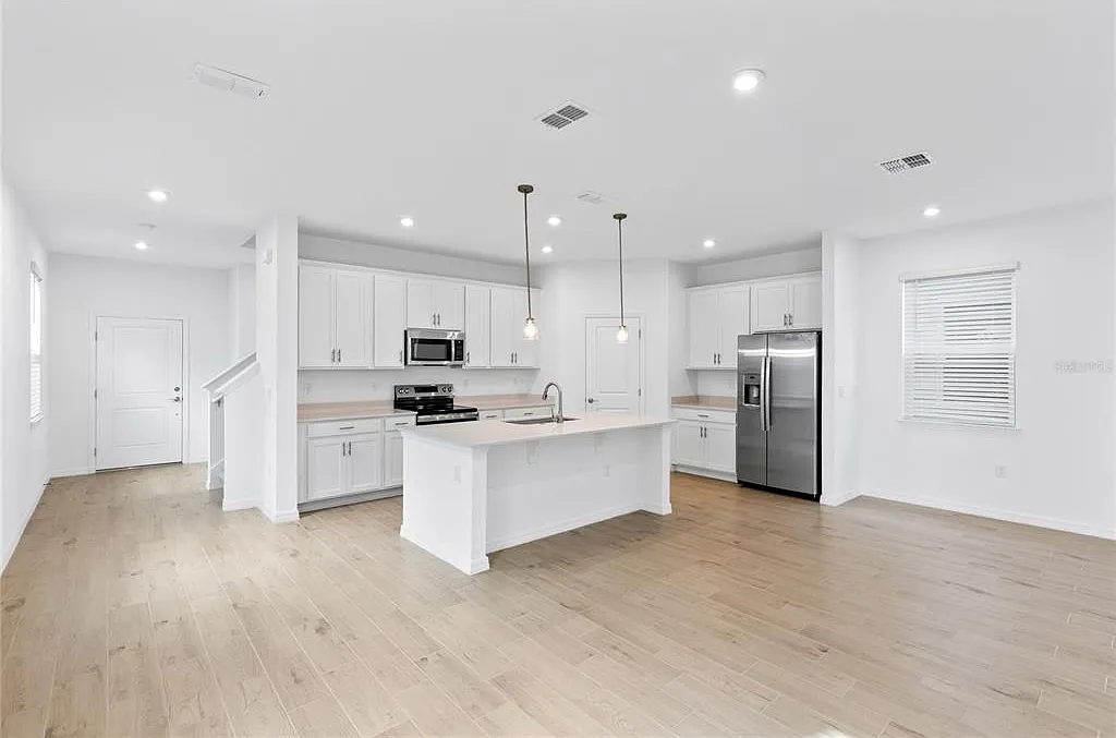 4 bed, 3.0 bath, 2198 sqft, $2,700 — Photo 2