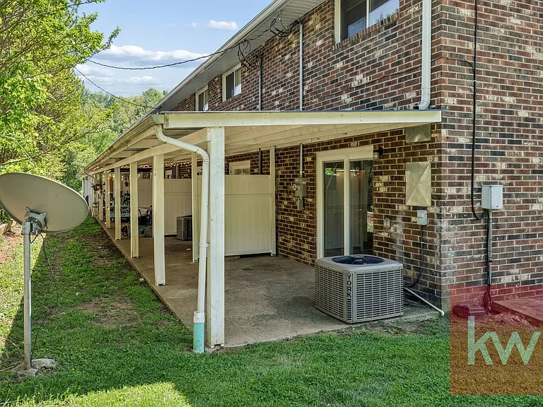 340 E Carters Valley Rd — Photo 26