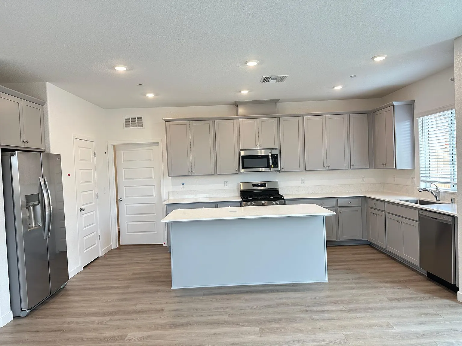 5 bed, 2966 sqft, $3,900 — Photo 4