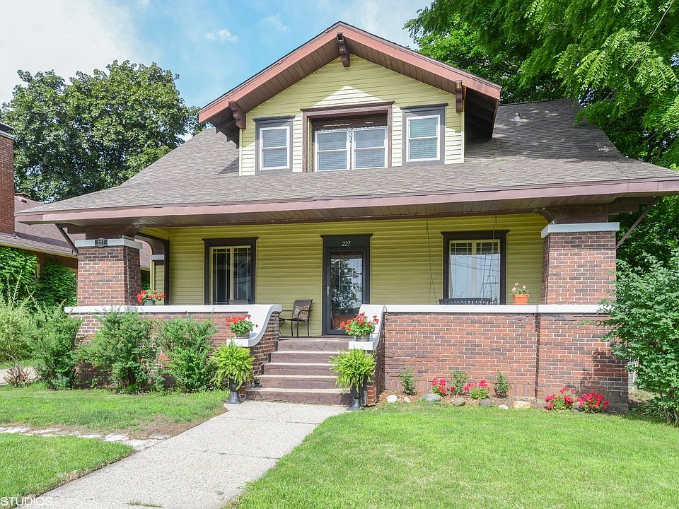 Beautiful front porch to sit and enjoy or visit with friends!!
