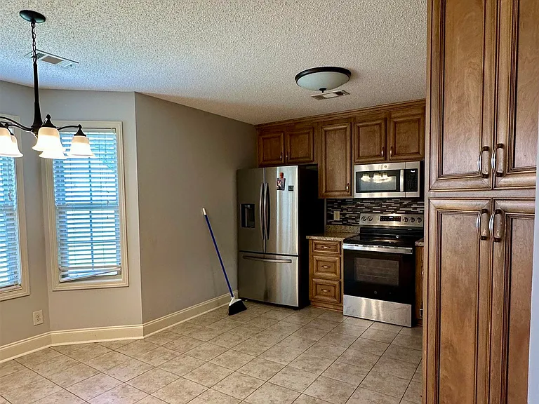 523 Grand Ave — Photo 11