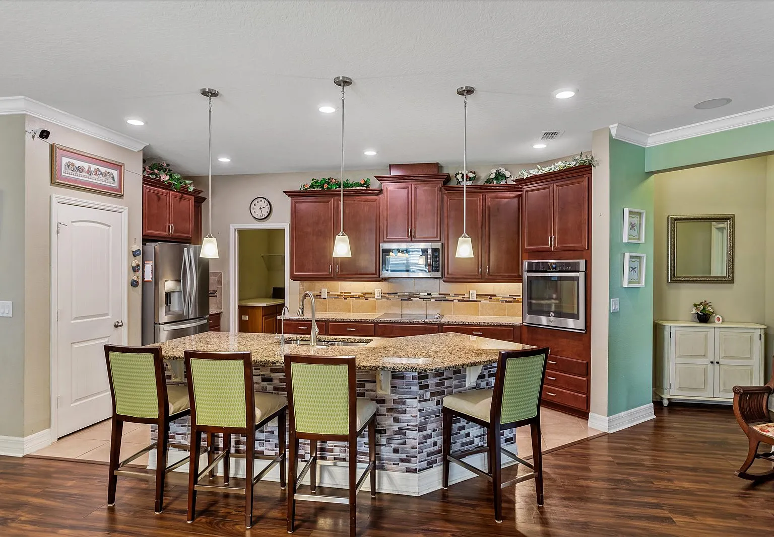 5 bed, 2.5 bath, 2904 sqft, $3,600 — Photo 3