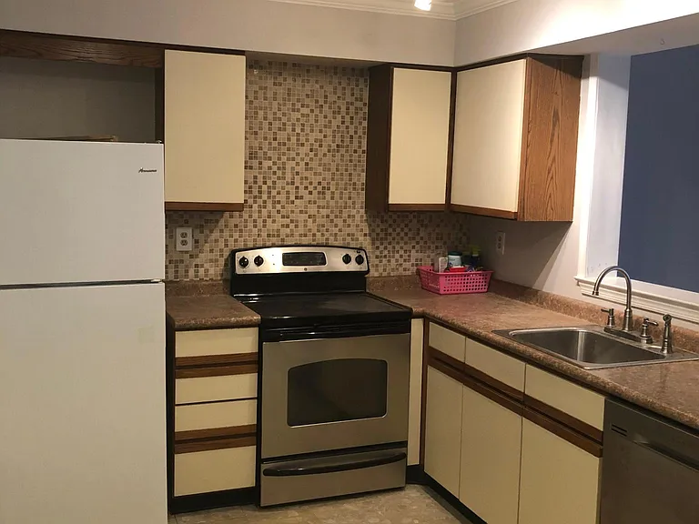131 Caernarvon Ct — Photo 9