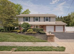 28 Meadowbrook Dr, Howell, NJ 07731