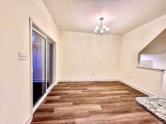 263 Holstein Dr - Dining