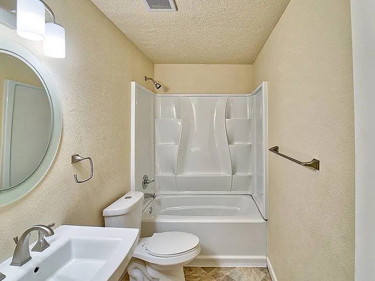 Spacious and Updated 2 Bed / 1 Bath Apt in the NE! — Photo 39