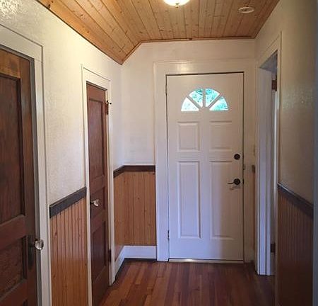 Entrance, toward doorway.