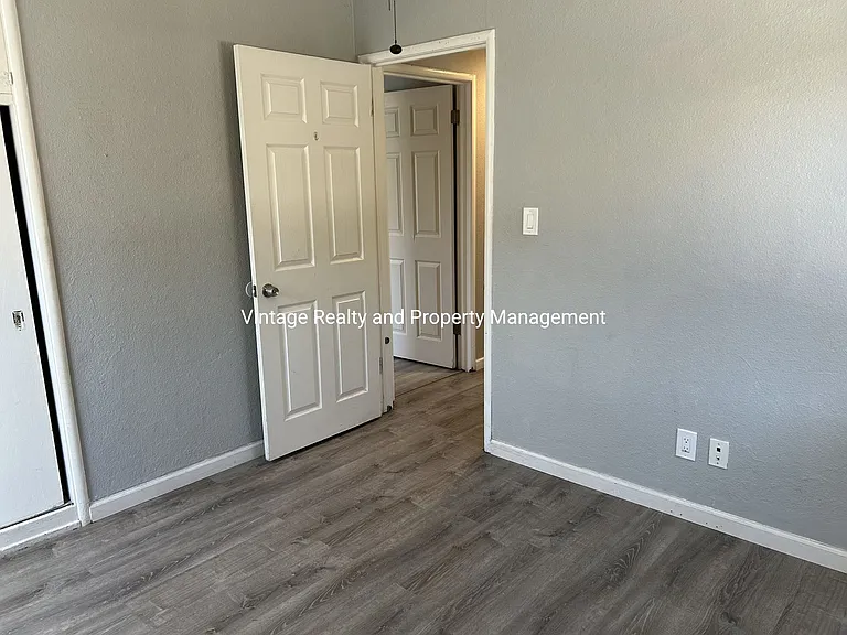 476 E Downs St — Photo 18