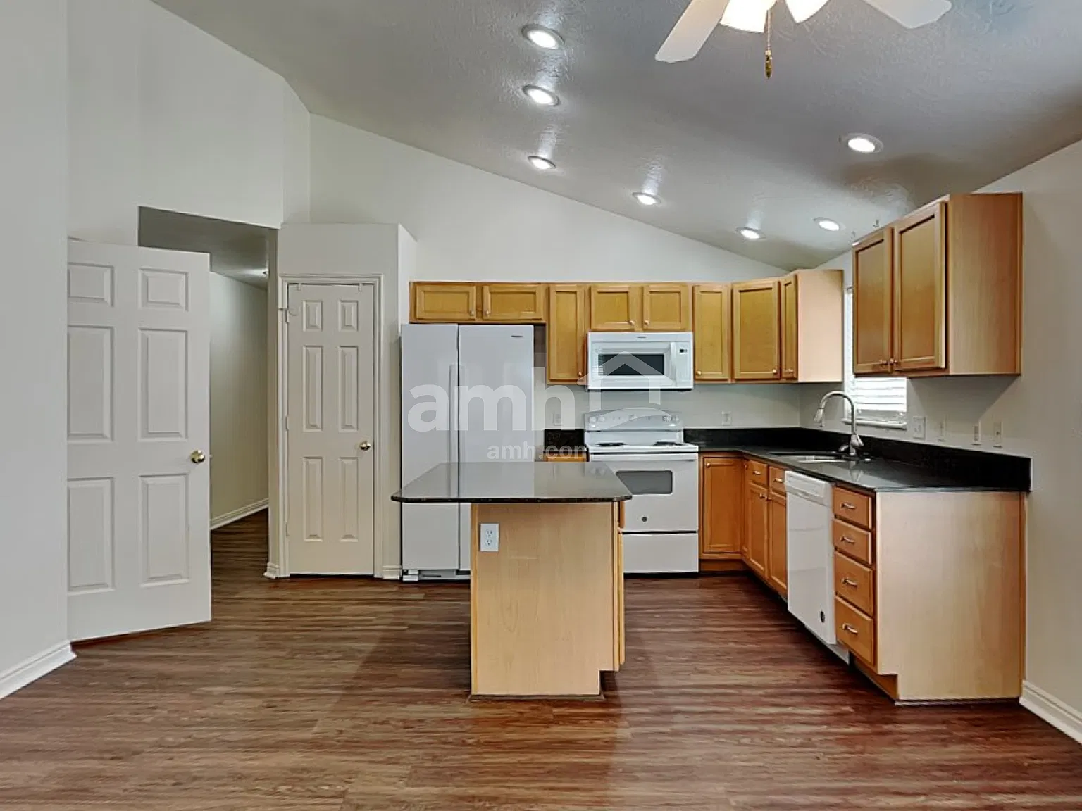 6 bed, 3.0 bath, 2494 sqft, $2,660 — Photo 3