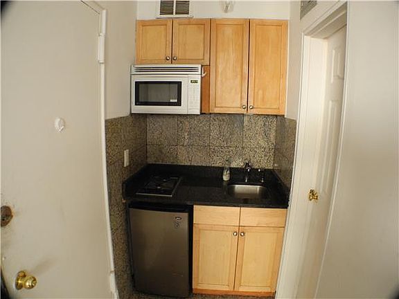 5th image of 252 E 33rd St APT 4F