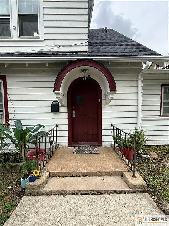 2 bed, 1.0 bath, 3165 sqft, $2,400 — Photo 1