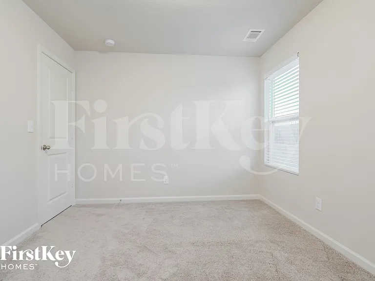 323 Darling Ln — Photo 14