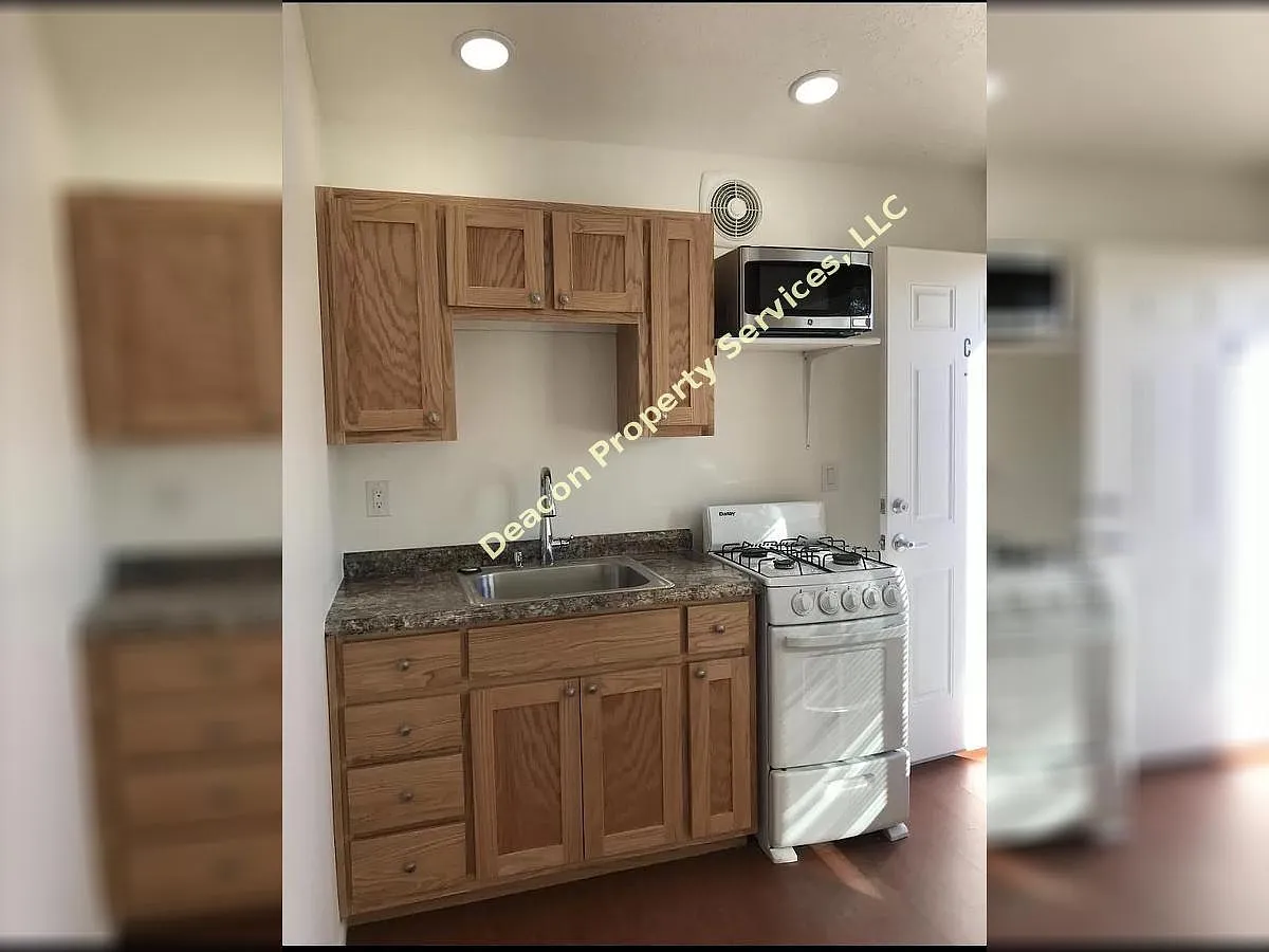 Updated 1 Bedroom Tucked Away in a Small UNM Compound — Photo 3