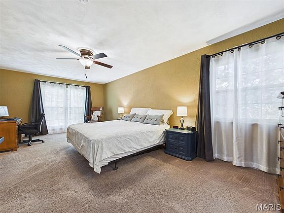 4th image of 806 Meadowlark Dr