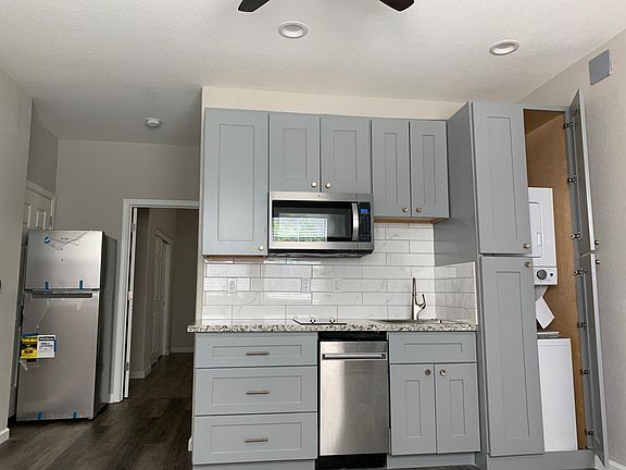 Full kitchen and laundry, refrigerator